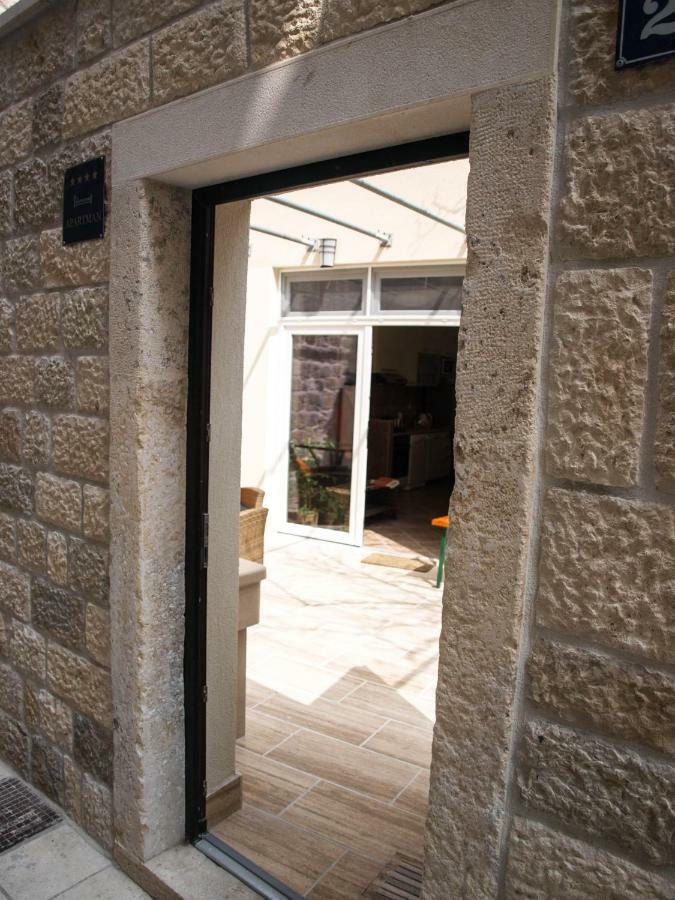 House Nataniel In Omis Near Sea Apartment Exterior photo